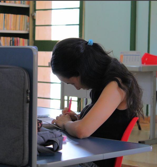 Pessoa estudando na biblioteca